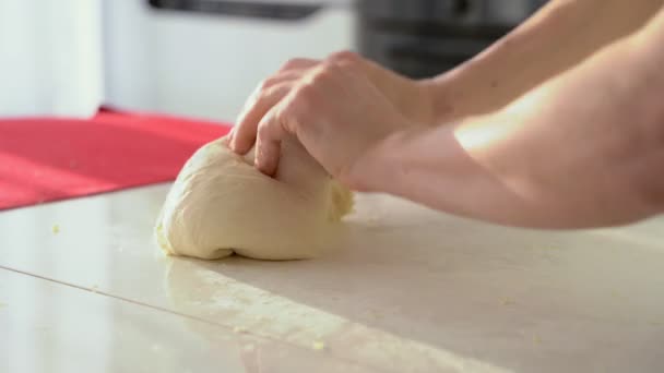 Пекарь смешивает тесто в муке на столе. Закрытие женских рук, работающих с тестом — стоковое видео