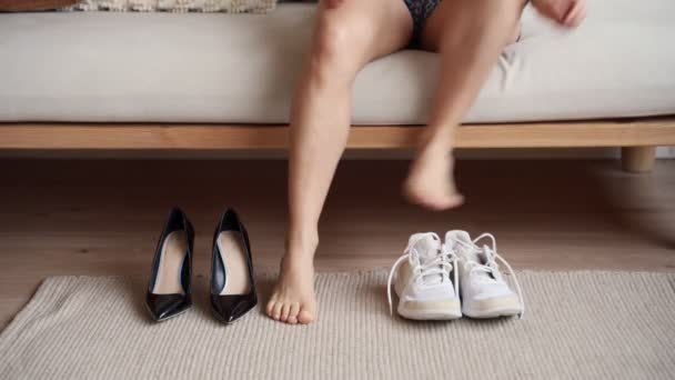 Frau wechselt Schuhe gegen Turnschuhe. Konzept des modernen Lebensstils für Frauen — Stockvideo