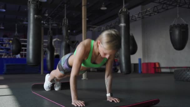 Αθλητική όμορφη γυναίκα κάνει Push-ups ως μέρος της Σταυρός Fitness, Bodybuilding ρουτίνα κατάρτισης γυμναστήριο — Αρχείο Βίντεο