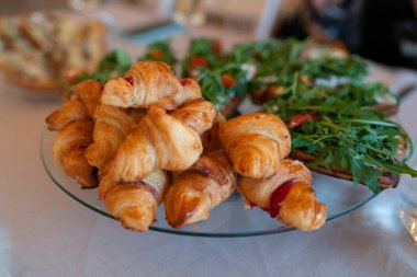 kruvasan sandviç ve kahve fincanı ahşap tablo