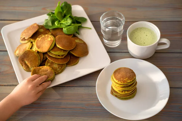 Pfannkuchen mit Spinat. Stapel von Pfannkuchen — Stockfoto