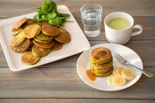 Dietary pancakes with spinach. Stack of pancakes — Stock Photo, Image