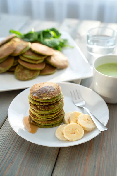 Διαιτητικές κρέπες με σπανάκι. Στοίβα από pancakes — Φωτογραφία Αρχείου