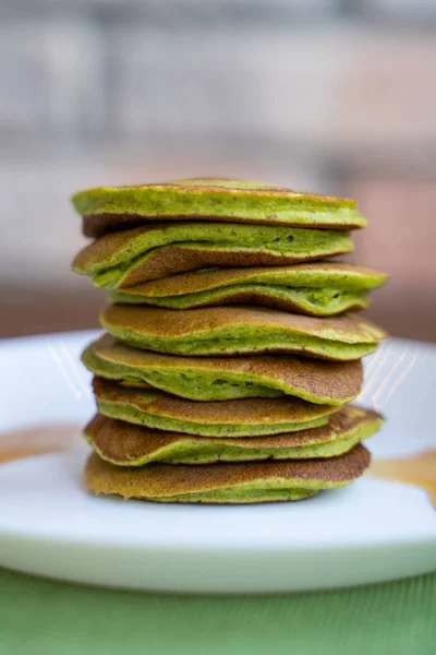 Dietary pancakes with spinach. Stack of pancakes — Stock Photo, Image
