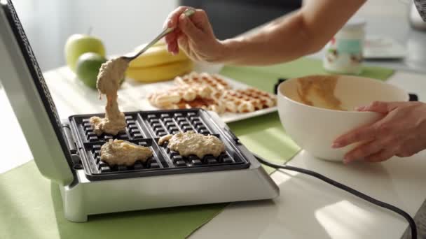 Mutfakta sabahları kahvaltı için lezzetli Belçikalı yaban mersini waffle pişirme sportif bir kadın — Stok video