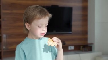 Mutfakta waffle pişirme genç kadın ve sevimli çocuk ona yardımcı olur. Sabah erken saatlerde famaly pişirme kahvaltı