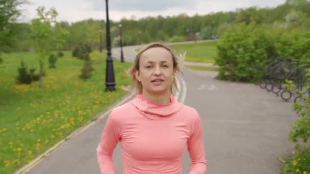 Löpare-kvinna som springer utomhus, utbildning, viktminskning Concept. — Stockvideo