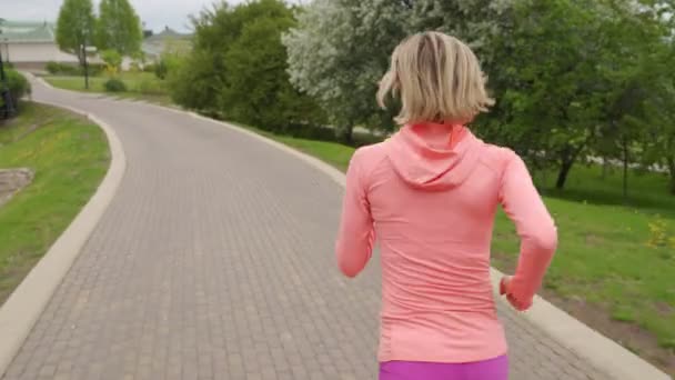 ランナー - 屋外で走る女性、トレーニング、減量コンセプト. — ストック動画