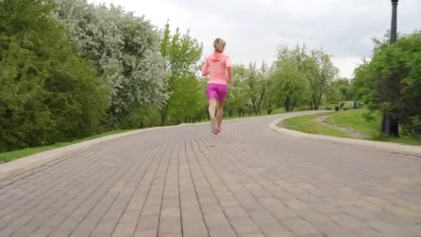 跑步者 - 妇女户外跑步，训练，减肥概念. — 图库视频影像