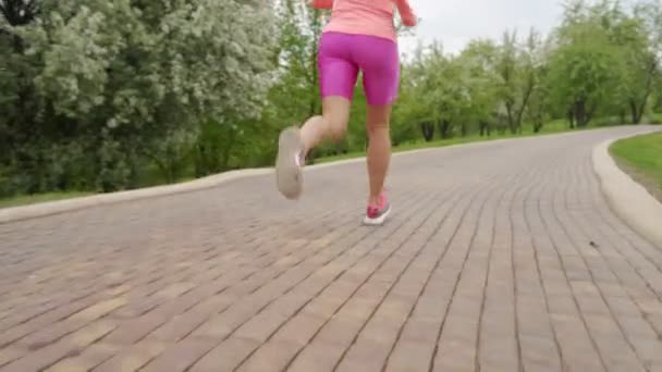 Corredor - mujer corriendo al aire libre, entrenamiento, concepto de pérdida de peso . — Vídeo de stock