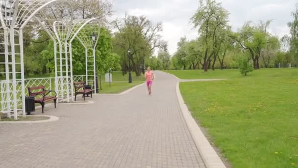 Corredor - mulher correndo ao ar livre, treinamento, conceito de perda de peso . — Vídeo de Stock