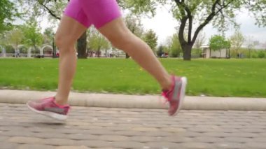 yolda çalışan genç kadın runner bacaklar