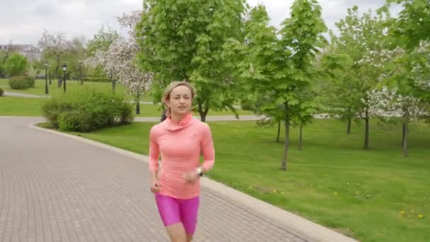 Biegacz-kobieta działa na zewnątrz, trening, koncepcja odchudzania. — Wideo stockowe