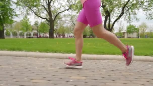 Joven mujer corredor piernas corriendo en pista — Vídeo de stock