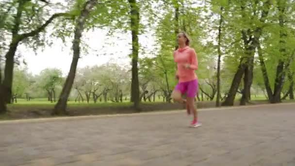 Corredor - mujer corriendo al aire libre, entrenamiento, concepto de pérdida de peso . — Vídeos de Stock