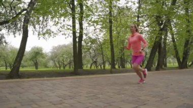 Runner - kadın açık havada çalışan, eğitim, kilo kaybı kavramı. Yavaş motiom