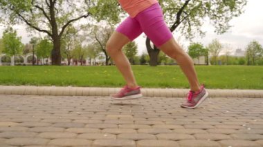 yolda çalışan genç kadın runner bacaklar