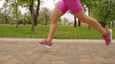 yolda çalışan genç kadın runner bacaklar