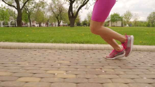 Joven mujer corredor piernas corriendo en pista — Vídeo de stock