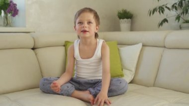 6 yaşındaki çocuk yeşil elma yakalamak ve yemek