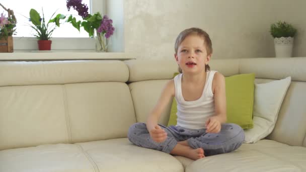 Niño de 6 años de edad la captura de manzana verde y comer — Vídeos de Stock