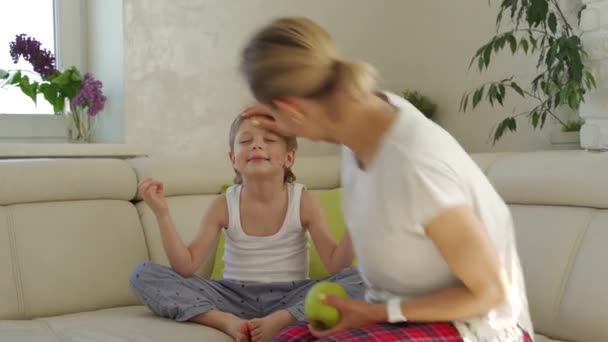 Мати дарує синові зелене яблуко — стокове відео