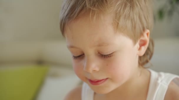 Niño de 6 años comiendo manzana verde y tratar de sacar los dientes de bebé — Vídeos de Stock