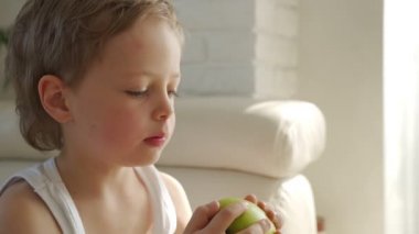 6 yaşındaki çocuk yeşil elma yeme ve bebek dişleri çekmeye çalışın
