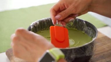 kadın elleri kadar avokado kek koklama giydirme