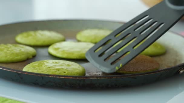 Spinazie pannenkoeken op pan koken. Gezond ontbijt — Stockvideo