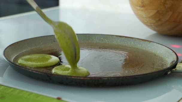 Panqueques de espinacas en la sartén. Desayuno saludable — Vídeo de stock