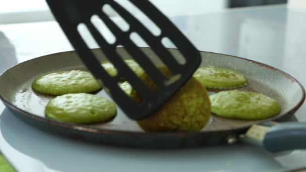 Panqueques de espinacas en la sartén. Desayuno saludable — Vídeos de Stock