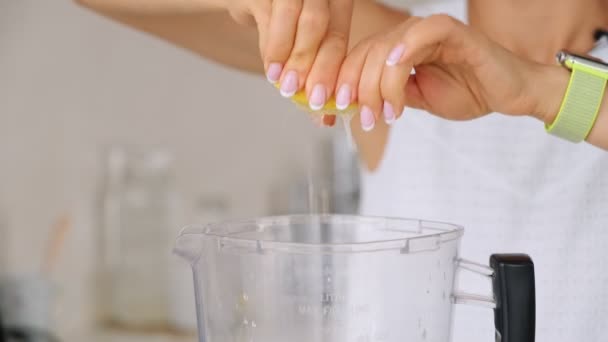 Mulher a cozinhar sopa de abacate verde. Conceito de cozinha saudável — Vídeo de Stock