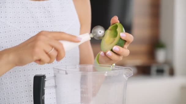 Vrouw koken groene Avocado soep. Gezond kook concept — Stockvideo