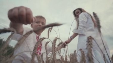 Buğday tarlası kırsal doğa kadın genç sevimli anne ve oğlu onun küçük oğlu ile yürüyüşler keyfini çıkarın