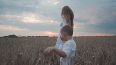 Buğday tarlası kırsal doğa kadın genç sevimli anne ve oğlu onun küçük oğlu ile yürüyüşler keyfini çıkarın