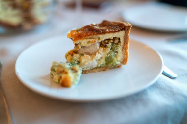 Brokoli yumurtalı peynir güveci beton arka planda fırın kabında..