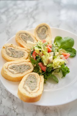 Hindi ve peynirli yumurta sarması..