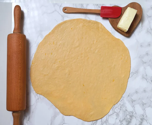 Proces van koken Paastaart cruffine, versierd met gedroogde vruchten en noten. — Stockfoto