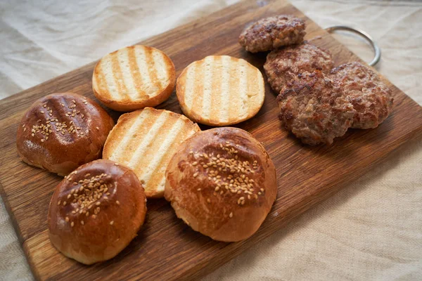 집에서 만든 신선 한 햄버거 빵에 참깨가 들어 있다 — 스톡 사진