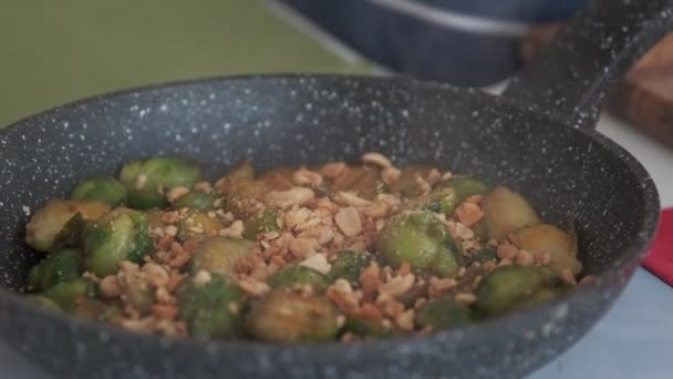 Bezárása kelbimbó Sauteed egy serpenyőben. — Stock videók