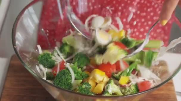 Lepels roeren verse groentesalade met spek in de schaal. — Stockvideo