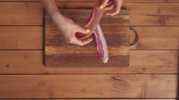 Flache Lage der Zubereitung des Salats mit Speck und Gemüse — Stockvideo