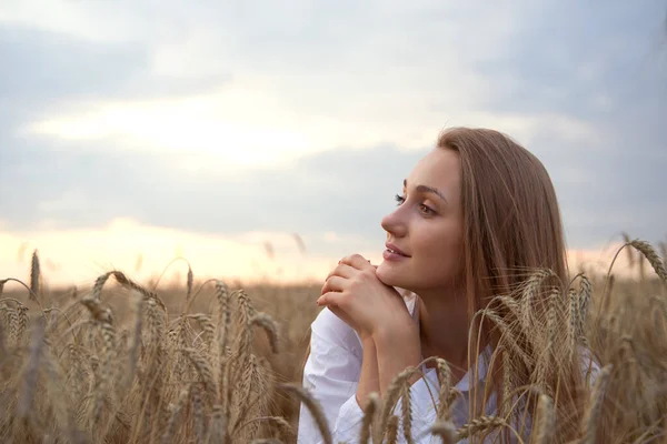 Portait ženy venku, selektivní soustředění. Žena na pšeničném poli. — Stock fotografie