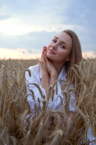 Порт женщины на улице, избирательный фокус. Женщина на пшеничном поле . — стоковое фото