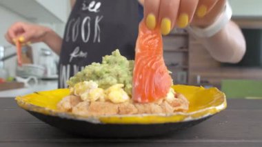 Avokado, somon ve omletli keto peynirli waffle.