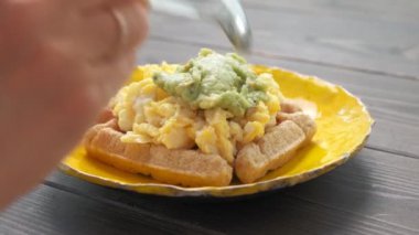 Avokado, somon ve omletli keto peynirli waffle.