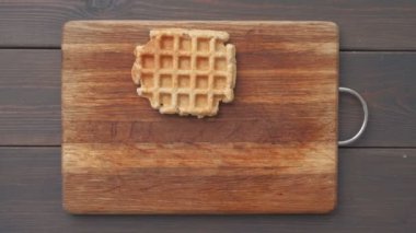 Avokado, somon ve omletli keto peynirli waffle.