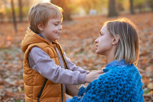 Lycklig familj mor och son på höstpromenad. — Stockfoto