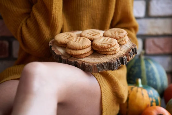 Domowe ciasteczka z masłem orzechowym w rękach kobiet — Zdjęcie stockowe